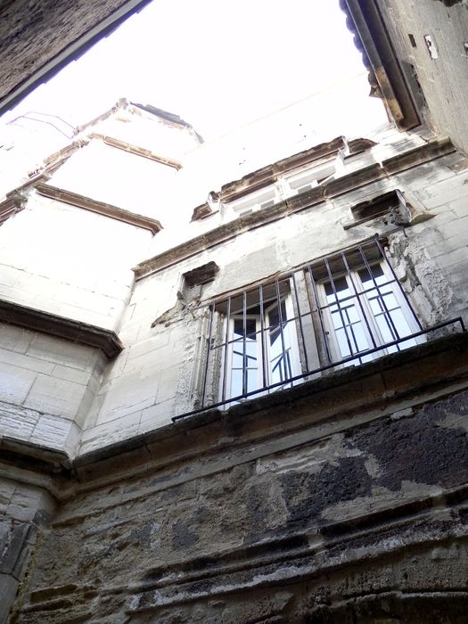 cour intérieure, vue partielle de la façade