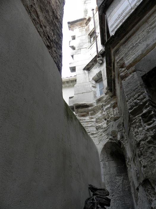 cour intérieure, vue partielle de la façade inachevée au nord