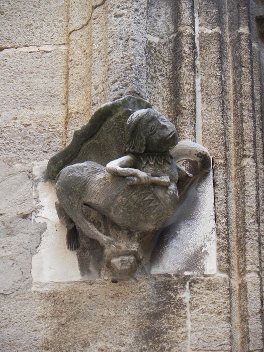 cour intérieure, façade, détail décoratif d’un culot d’une des baies