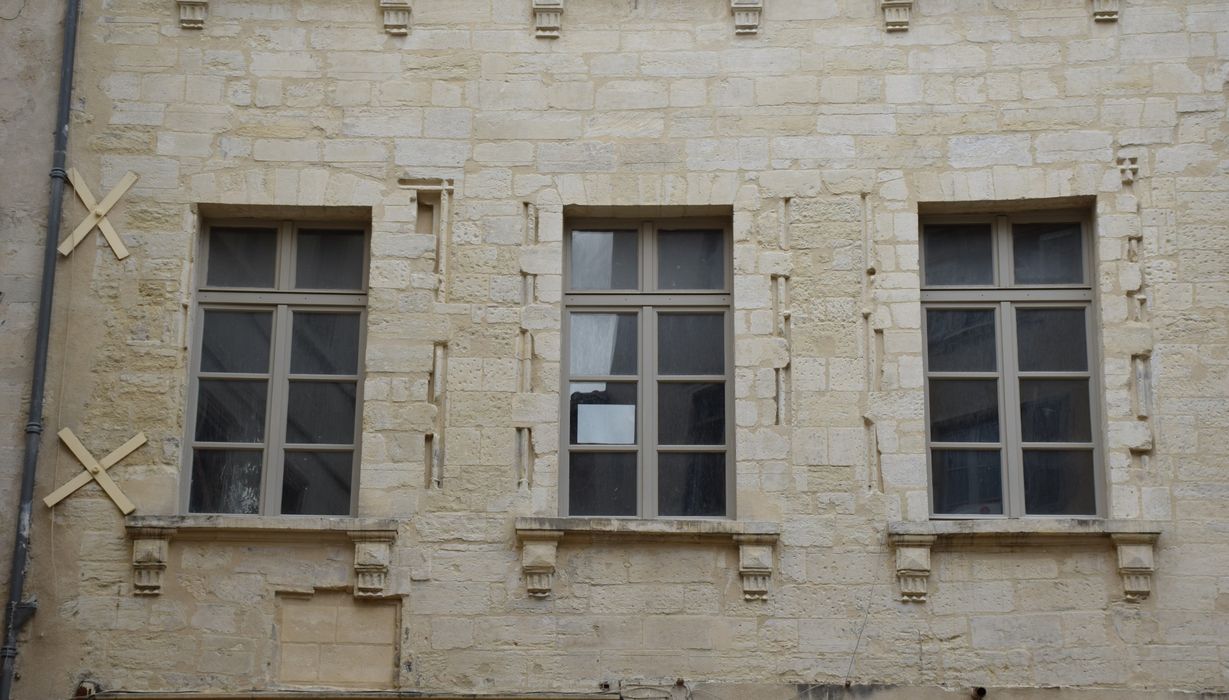 façade sur rue, détail des baies du 1er niveau