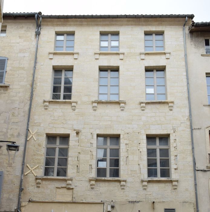 façade sur rue, vue partielle