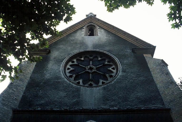 Fronton de la façade et entrée cours Ladoucette.