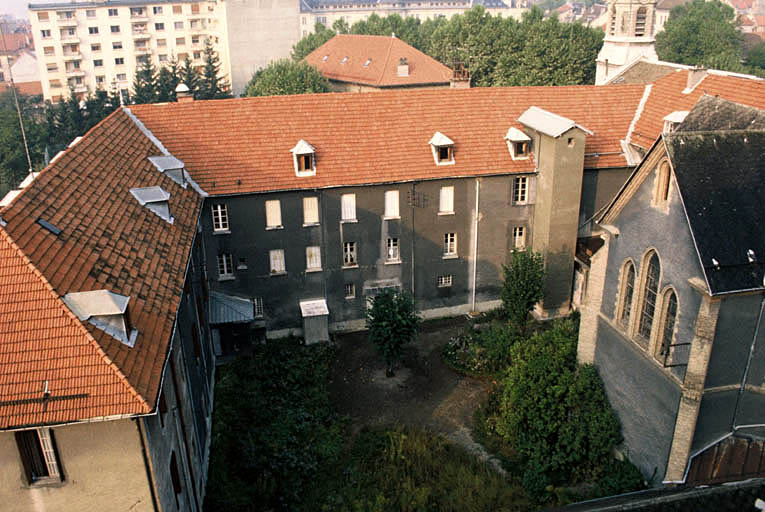 Chevet et ensemble vus depuis l'immeuble voisin.