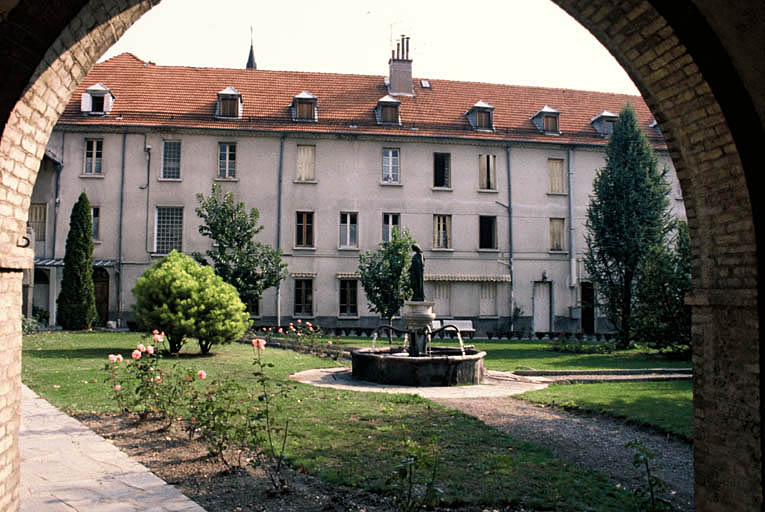 Bâtiments du couvent autour de la cour.