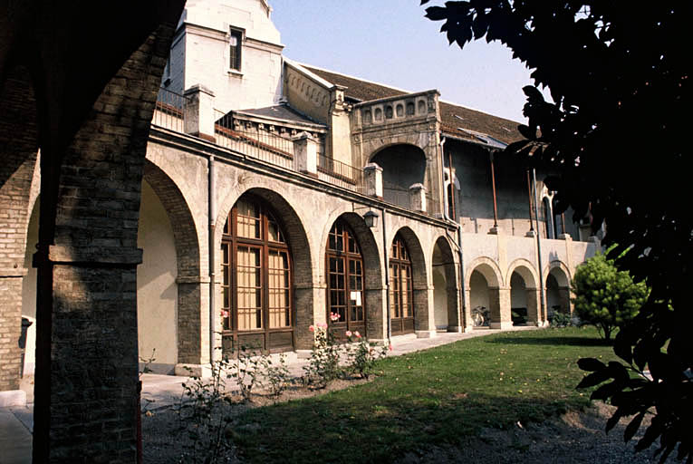 Bâtiments du couvent autour de la cour.