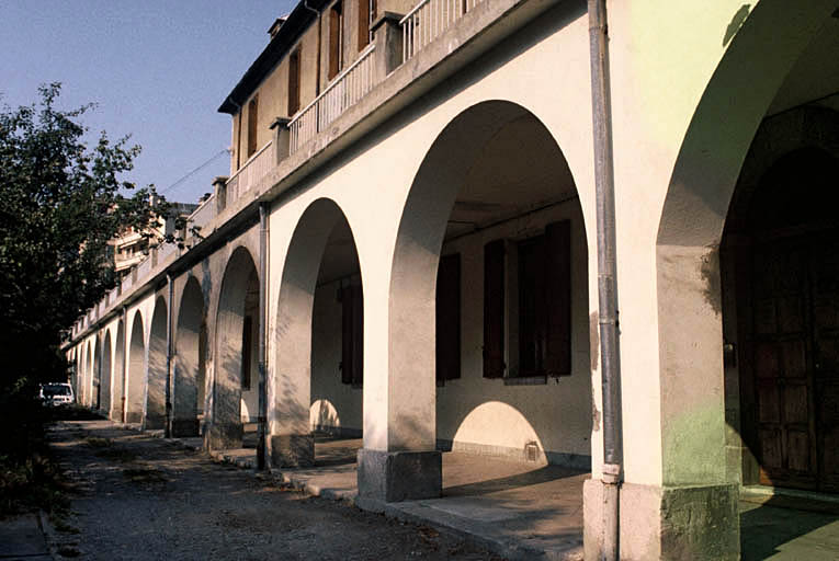 Bâtiments du couvent autour de la cour.