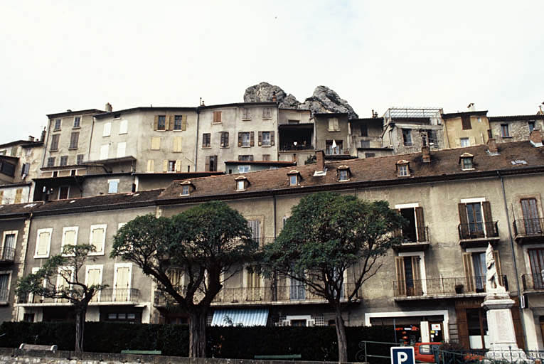 Vue d'ensemble, étages supérieurs sur la rue du Bourg Raynaud.