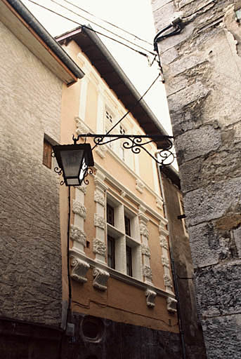 Vue générale, façade sur rue, partie haute.