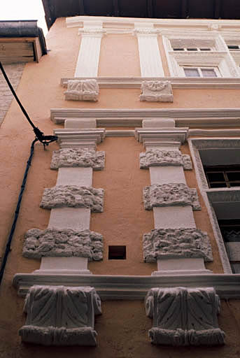 Façade sur rue, partie haute, détail.