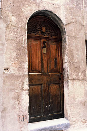 Porte ouvrant sur le vestibule.