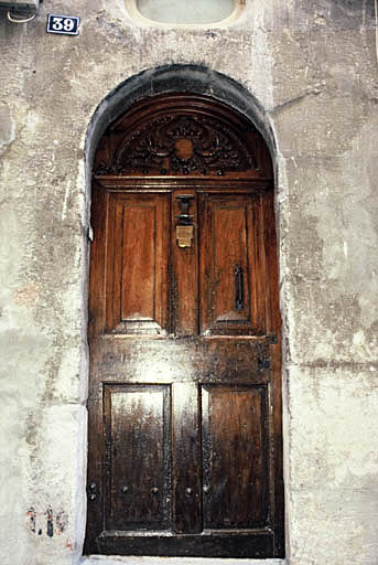 Porte ouvrant sur le vestibule.