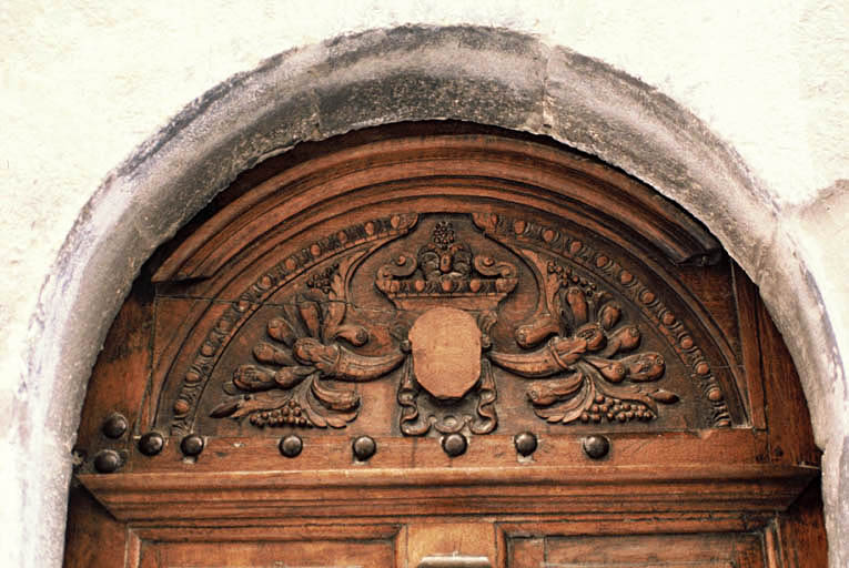 Porte ouvrant sur le vestibule, détail du tympan.