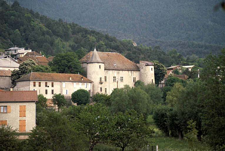 Château et village vus depuis le sud.