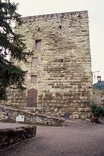 Façade sud côté place.