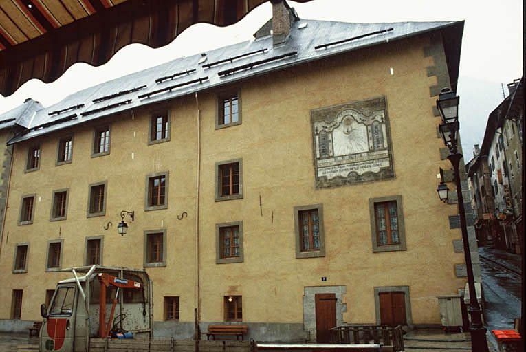 Façade sur la place.