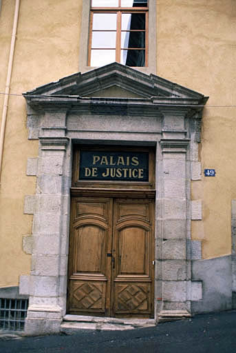 Façade sur la rue de la Grande Gargouille, porte et fronton.