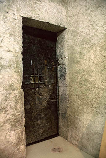 Accès aux salles voûtées, porte de l'ancienne prison.