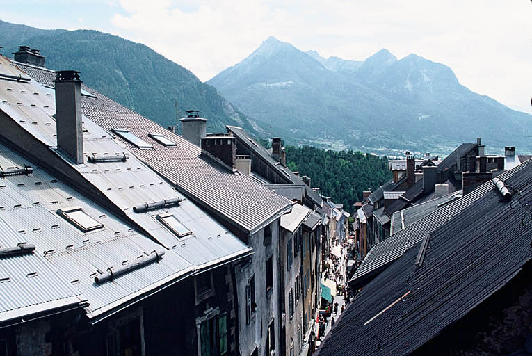 Vue sur la rue et les toits.