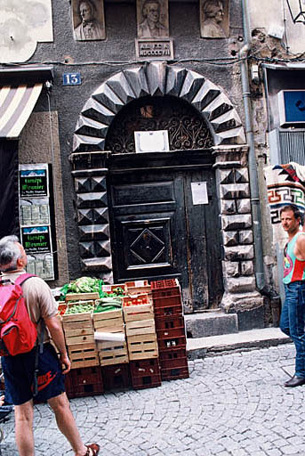 Travée centrale, porte d'entrée.