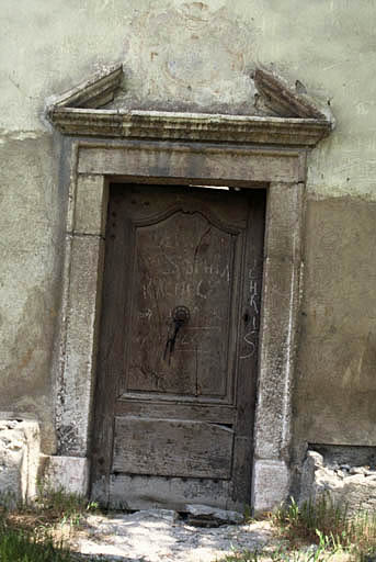 Chapelle, façade ouest, porte d'entrée.