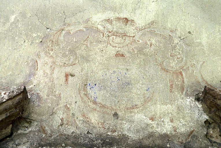 Chapelle, dessus de porte, fronton peint avec armes de la famille Brunet.