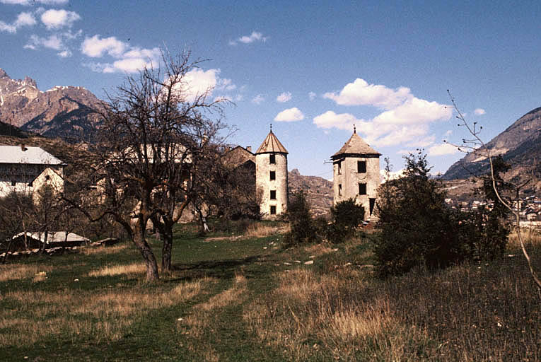 Vue d'ensemble, les deux tours à l'est.