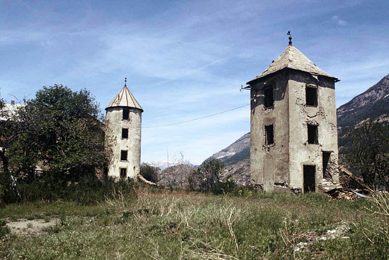 Les deux tours à l'est.