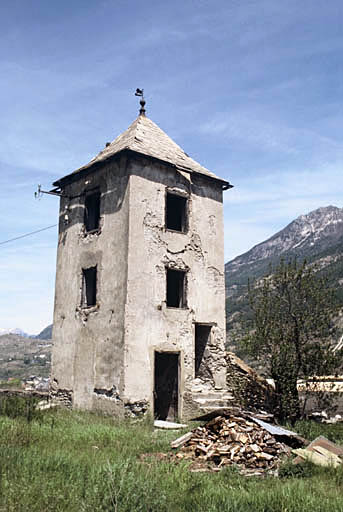 Tour carrée à l'est.