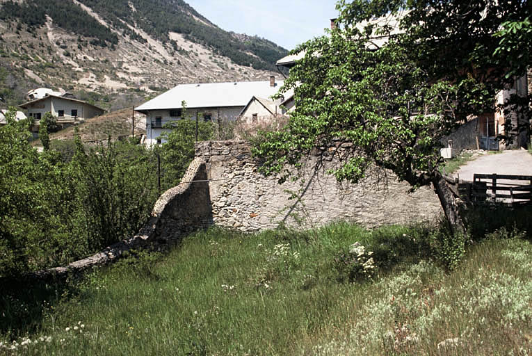 Mur de clôture.