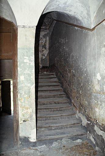 Vestibule, départ de l'escalier.