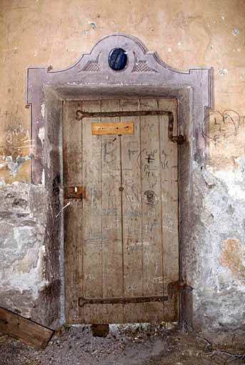 Chapelle, porte au revers de façade depuis le choeur.