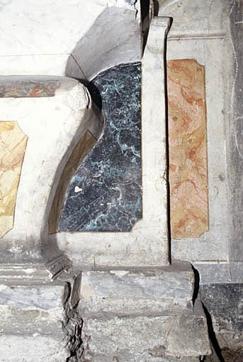 Chapelle, maître-autel, détail des marbres feints.