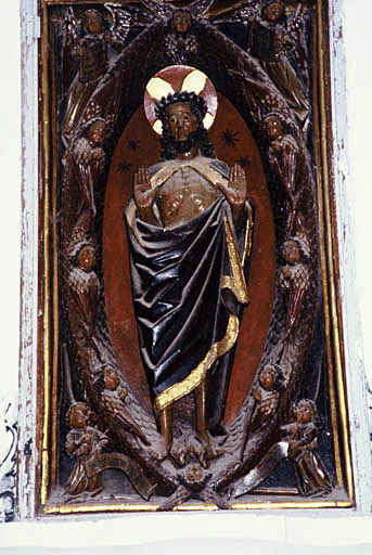 Christ en gloire entouré d'anges, haut relief en bois sculpté peint et doré, 15e siècle.