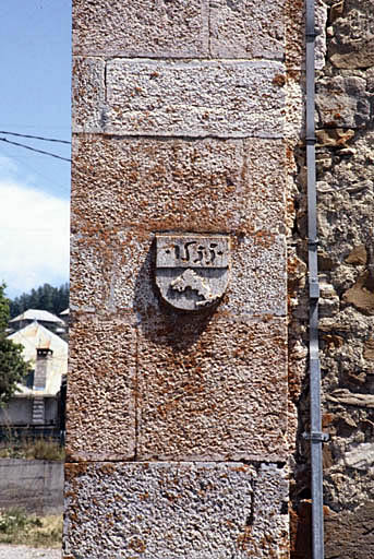 Base du clocher, face ouest, écusson portant la figure d'un dauphin et la date de 1533.