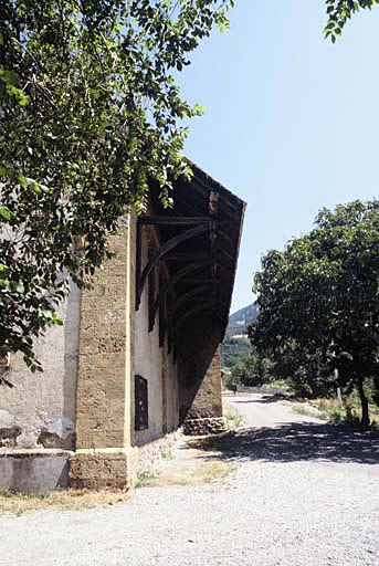 Façade sud et son auvent.