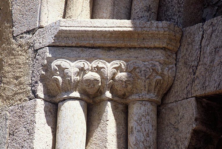 Portail occidental à gauche, chapiteaux des colonnettes des piédroits.