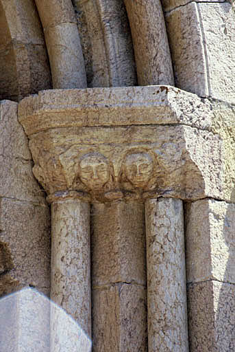 Portail occidental à droite, chapiteaux des colonnettes des piédroits.