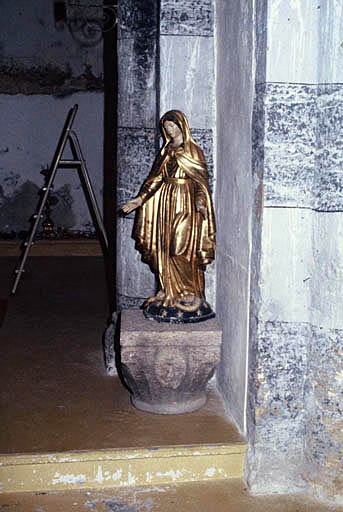 Statue de la Vierge et chapiteau conservés dans le transept.