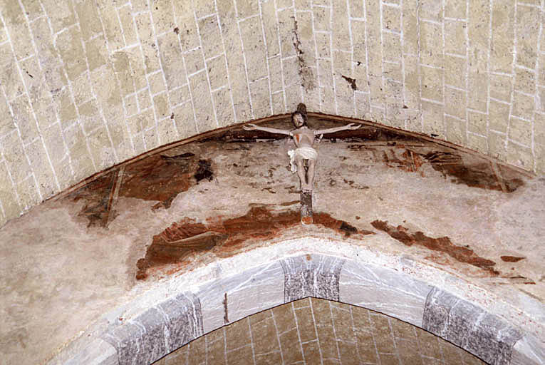 Christ en croix à l'arc triomphal.