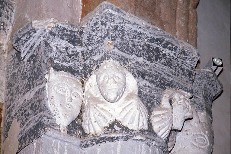 Chapiteau figuré à la croisée du transept.