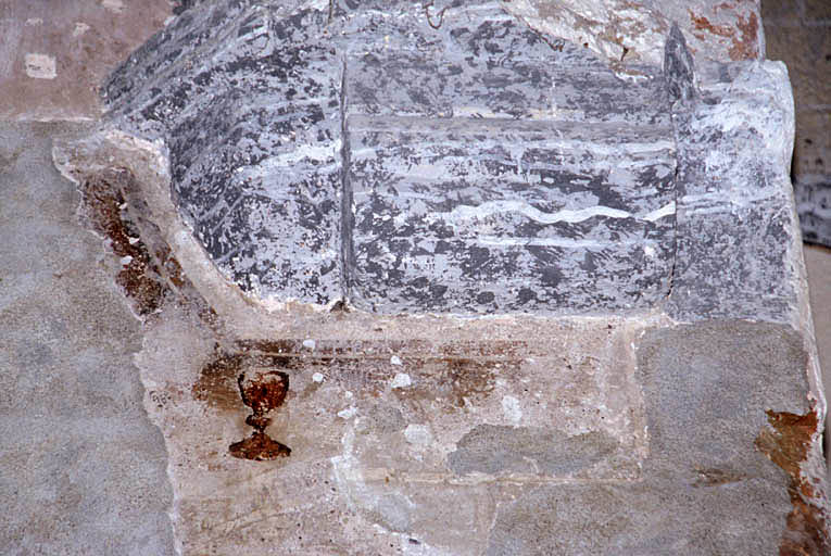 Pile nord-ouest de la croisée du transept, chapiteau et traces de décor peint.