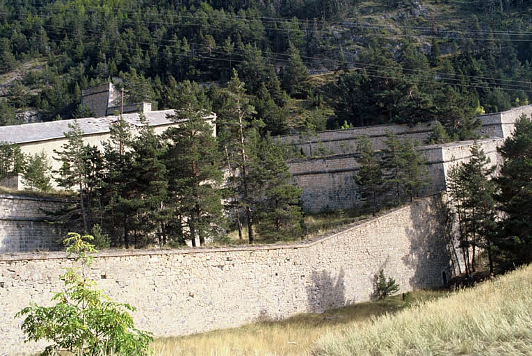 Vue vers l'est, mur d'escarpe ouest.