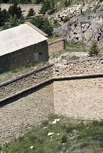 Mur d'escarpe.