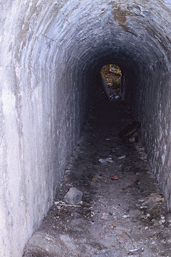 Couloir entre les deux salles basses.