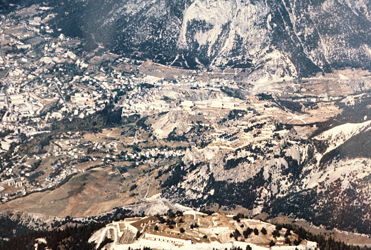 Ville et forts, vue aérienne.