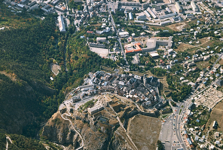 Ville et forts, vue aérienne.