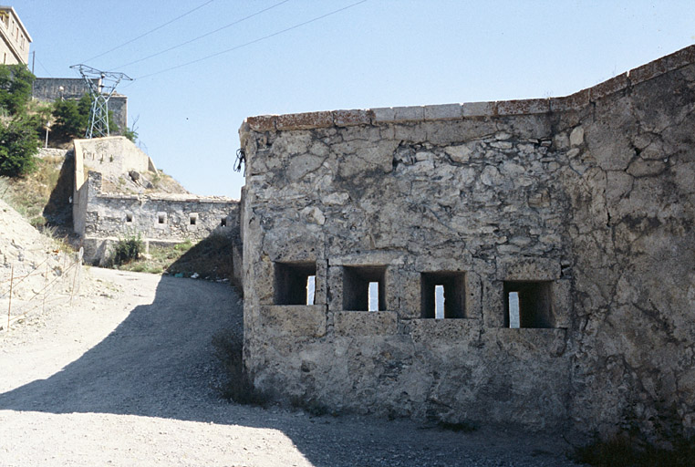 Remparts, près de la Porte de la Durance.