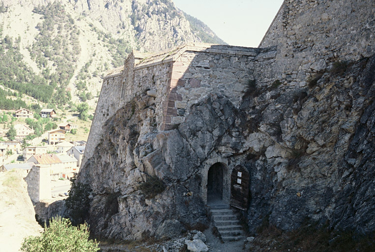 Porte d'accès au chemin de ronde.