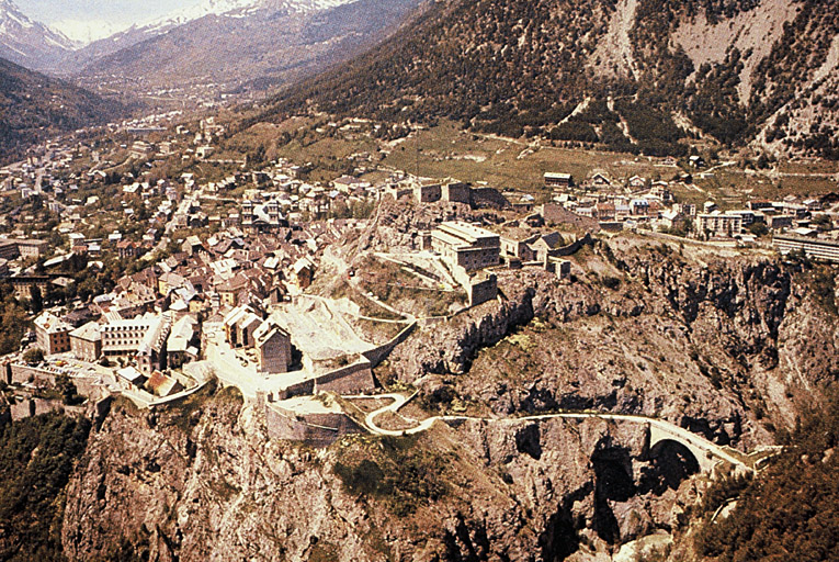 Vue d'ensemble, pont et ville.