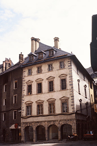 Façade sur la place.